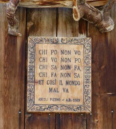 CHI PO NON VO (Yapabilen, istemez)  CHI VO NON PO (İsteyen, yapamaz)  CHI SA NON FA (Bilen, yapmaz)  ET COSÌ IL MONDO MAL VA (Ve böylece dünya, kötüye gider)